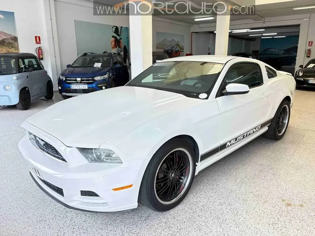 Usado Ford Mustang 305 CV (224 kW) 2013 Blanco Coupe