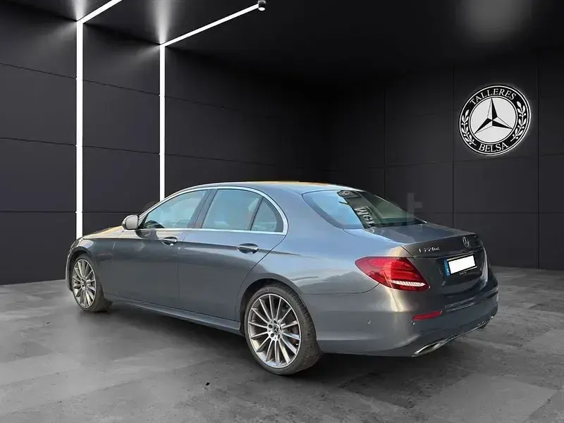 Usado Mercedes E220 194 CV (142 kW) 2017 Gris / plata Berlina