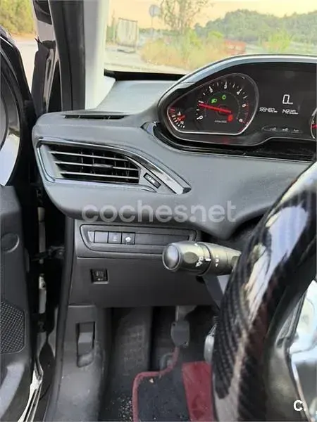 Usado Peugeot 208 Active 92 CV (67 kW) 2012 Negro Utilitario