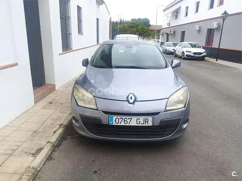 Usado Renault Mégane Dynamique 105 CV (77 kW) 2008 Gris / plata Berlina