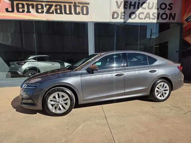 Usado Skoda Octavia Selection 150 CV (110 kW) 2024 Gris / plata Berlina