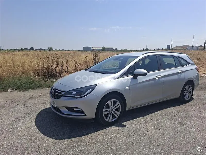 Usado Opel Astra Selective 110 CV (80 kW) 2019 Gris / plata Familiar