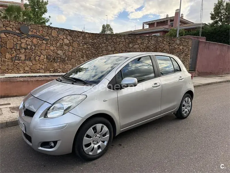 Usado Toyota Yaris 69 CV (50 kW) 2010 Gris / plata Utilitario