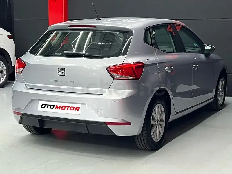 Usado Seat Ibiza Reference 80 CV (58 kW) 2019 Gris / plata Utilitario