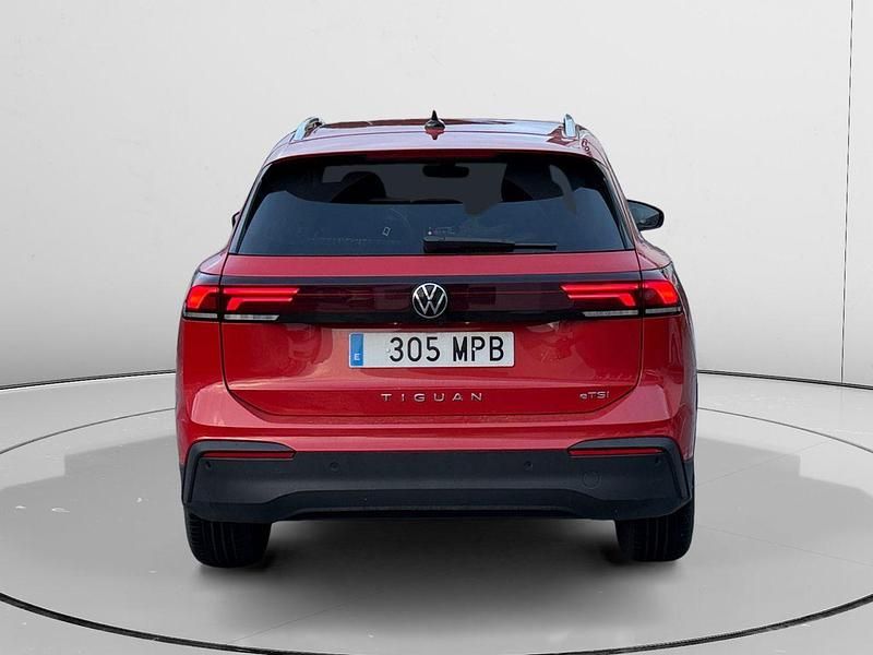Usado VW Tiguan Life 150 CV (110 kW) 2024 Rojo SUV