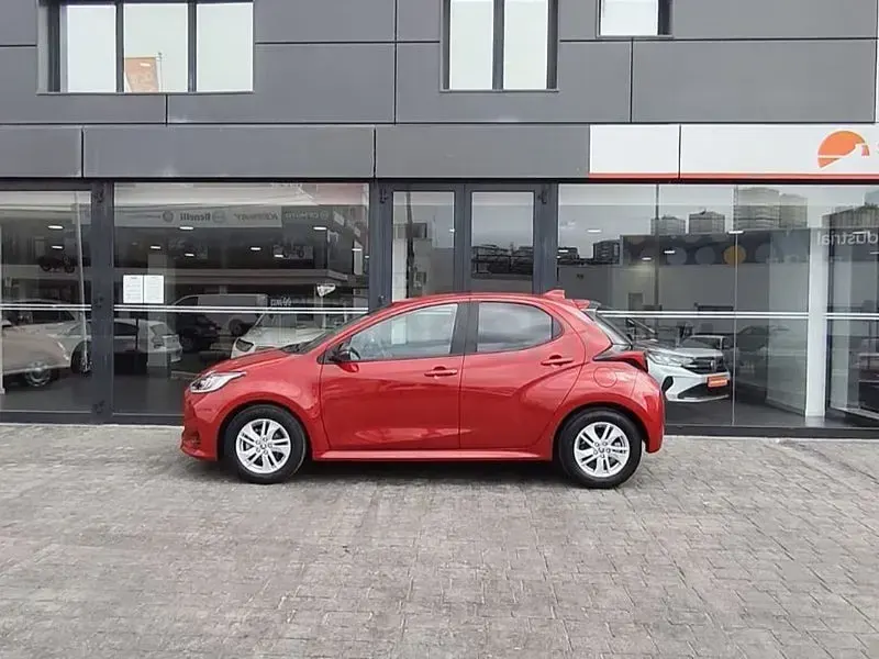 Usado Toyota Yaris 125 CV (91 kW) 2023 Rojo Utilitario