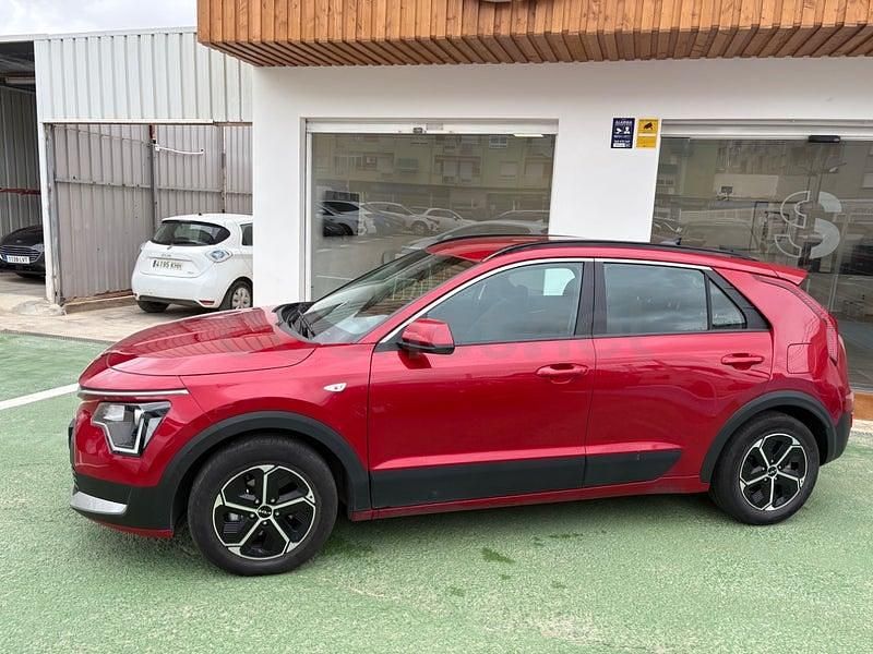 Usado Kia Niro 141 CV (103 kW) 2023 Granate SUV