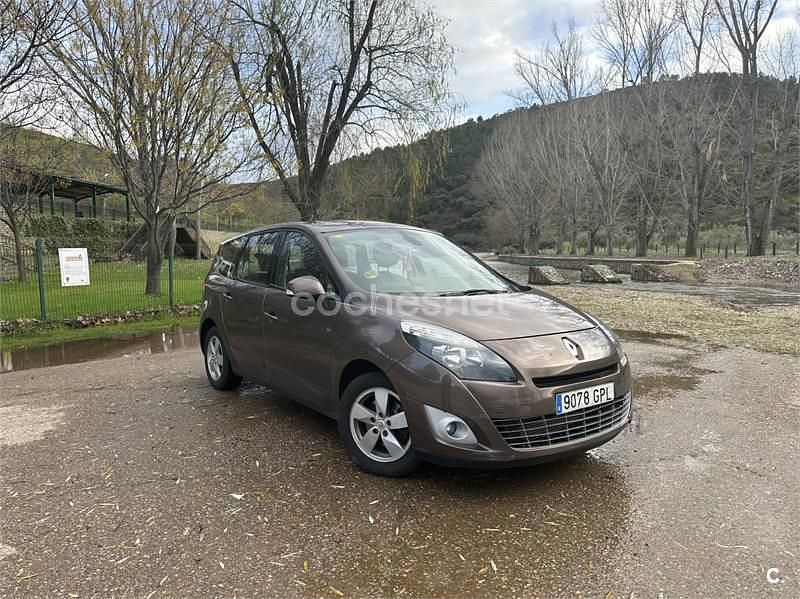 Usado Renault Grand Scénic III Dynamique 130 CV (95 kW) 2009 Beige Monovolumen