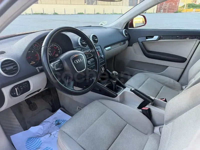 Usado Audi A3 Sportback Attraction 105 CV (77 kW) 2010 Granate Utilitario