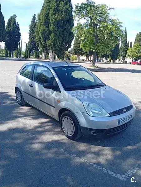 Usado Ford Fiesta 68 CV (50 kW) 2005 Gris / plata Utilitario
