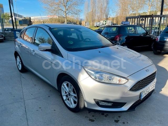 Usado Ford Focus Trend 125 CV (91 kW) 2015 Gris / plata Berlina