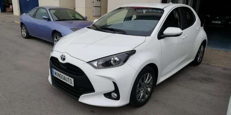 Blanco Usado 2023 Toyota Yaris Hybrid Active Utilitario | 20.990 € (Precio justo) - Imagen 1/4