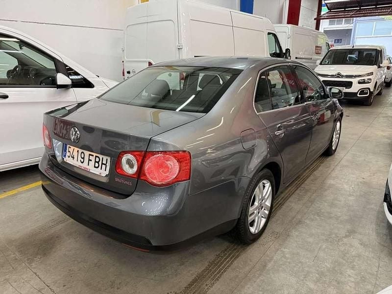 Usado VW Jetta Advance 105 CV (77 kW) 2006 Plateado Utilitario