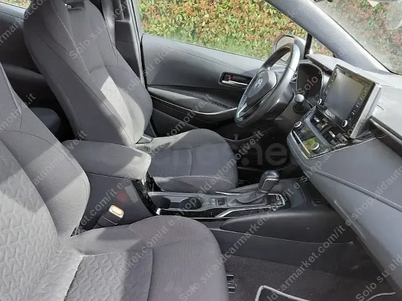 Usado Toyota Corolla Business Edition 140 CV (102 kW) 2023 Gris / plata Berlina
