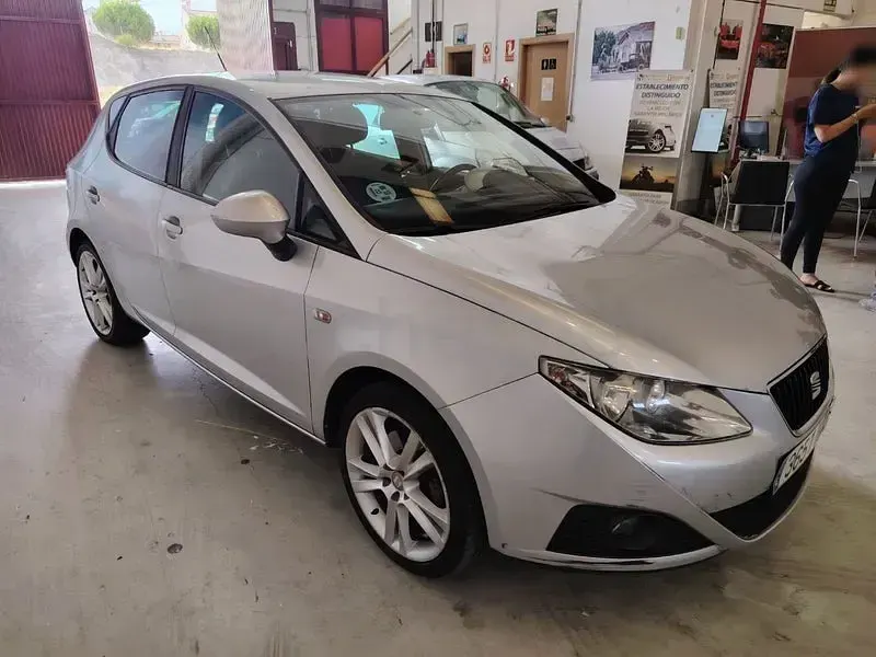 Usado Seat Ibiza Sport 105 CV (77 kW) 2011 Gris / plata Berlina