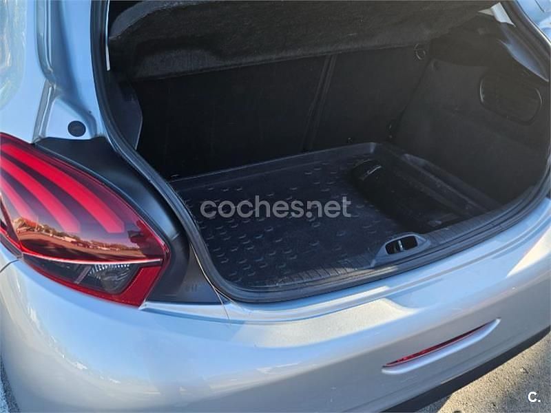 Usado Peugeot 208 Allure 110 CV (80 kW) 2018 Gris / plata Utilitario
