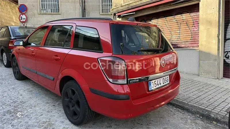 Usado Opel Astra Enjoy 100 CV (73 kW) 2005 Rojo Familiar