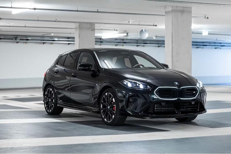 Negro Usado 2025 BMW M135 Comfort Edition Utilitario | 63.900 € - Imagen 1/4