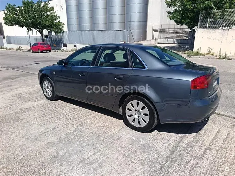 Usado Audi A4 140 CV (102 kW) 2005 Gris / plata Berlina