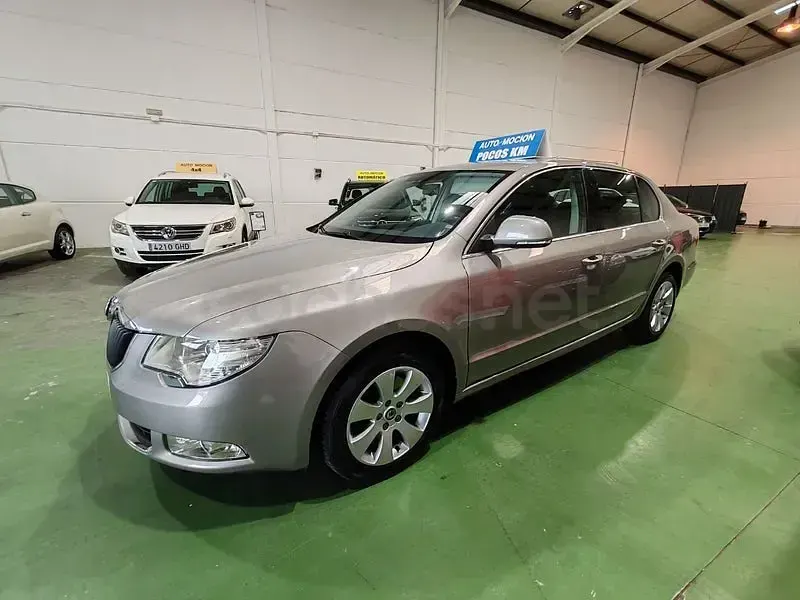Usado Skoda Superb Ambition 140 CV (102 kW) 2011 Gris / plata Berlina