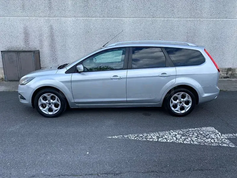 Usado Ford Focus Trend 100 CV (73 kW) 2011 Gris / plata Familiar