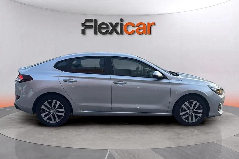 Usado Hyundai i30 120 CV (88 kW) 2019 Gris Berlina