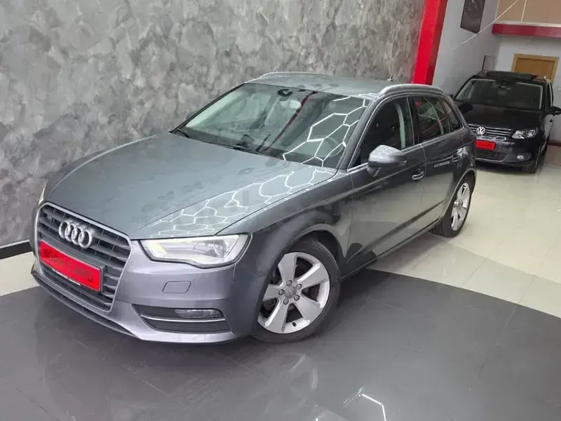 Usado Audi A3 Ambition 150 CV (110 kW) 2014 Gris / plata Berlina
