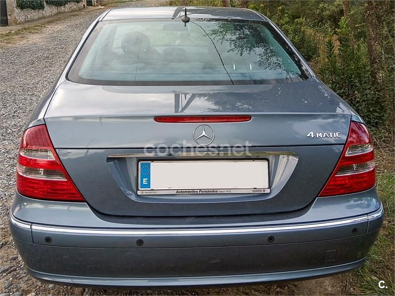 Usado Mercedes E240 Avantgarde 177 CV (130 kW) 2005 Azul Berlina