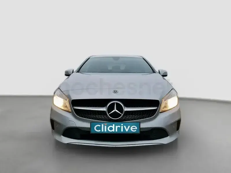 Usado Mercedes A180 136 CV (100 kW) 2018 Gris / plata Berlina