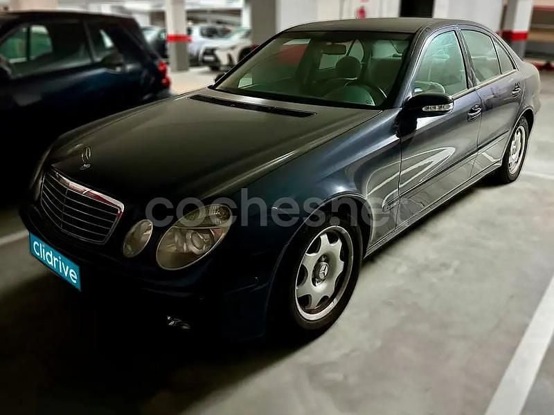 Usado Mercedes E220 177 CV (130 kW) 2004 Azul Berlina