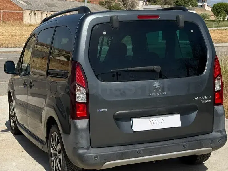 Usado Peugeot Partner Tepee Outdoor 110 CV (80 kW) 2016 Gris / plata Monovolumen