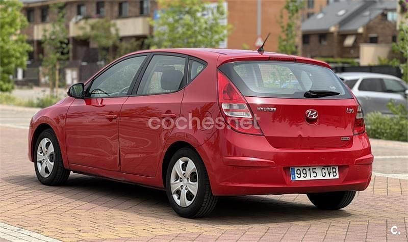 Usado Hyundai i30 Comfort 90 CV (66 kW) 2010 Rojo Berlina