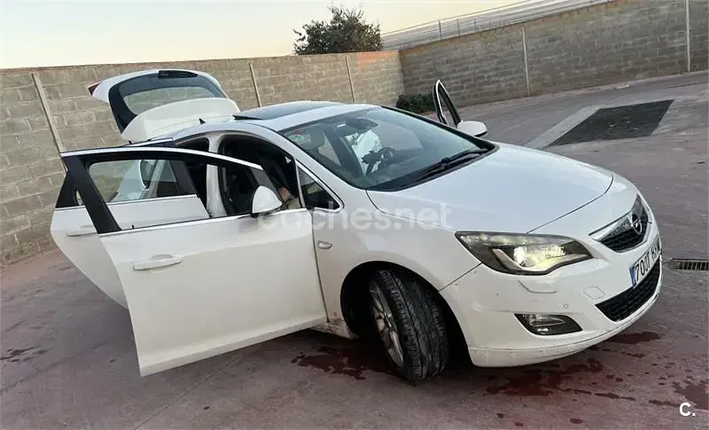 Usado Opel Astra Cosmo 160 CV (117 kW) 2012 Blanco Berlina