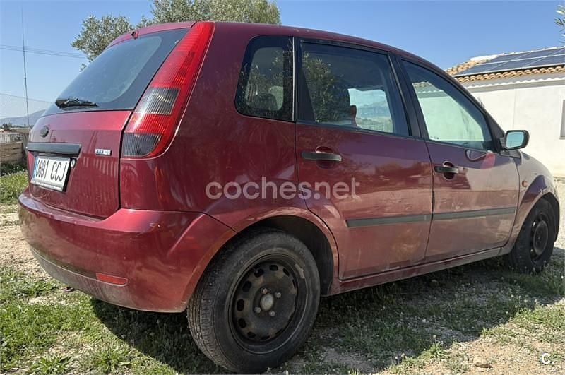 Usado Ford Fiesta Ghia 68 CV (50 kW) 2002 Rojo Utilitario