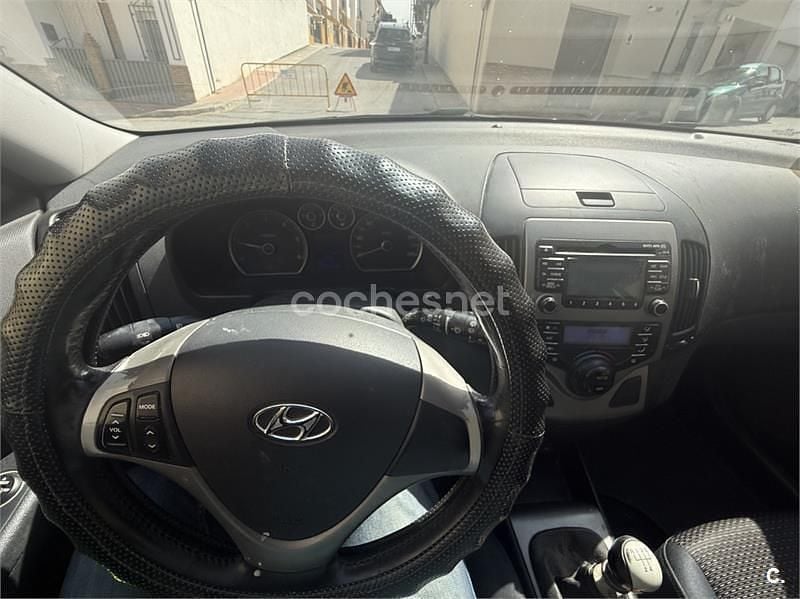 Usado Hyundai i30 Comfort 90 CV (66 kW) 2008 Negro Berlina