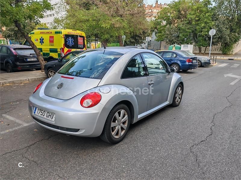 Usado VW New Beetle 105 CV (77 kW) 2007 Gris / plata Utilitario