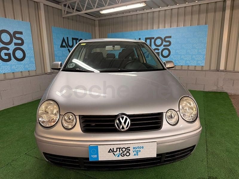 Usado VW Polo Advance 75 CV (55 kW) 2005 Gris / plata Berlina