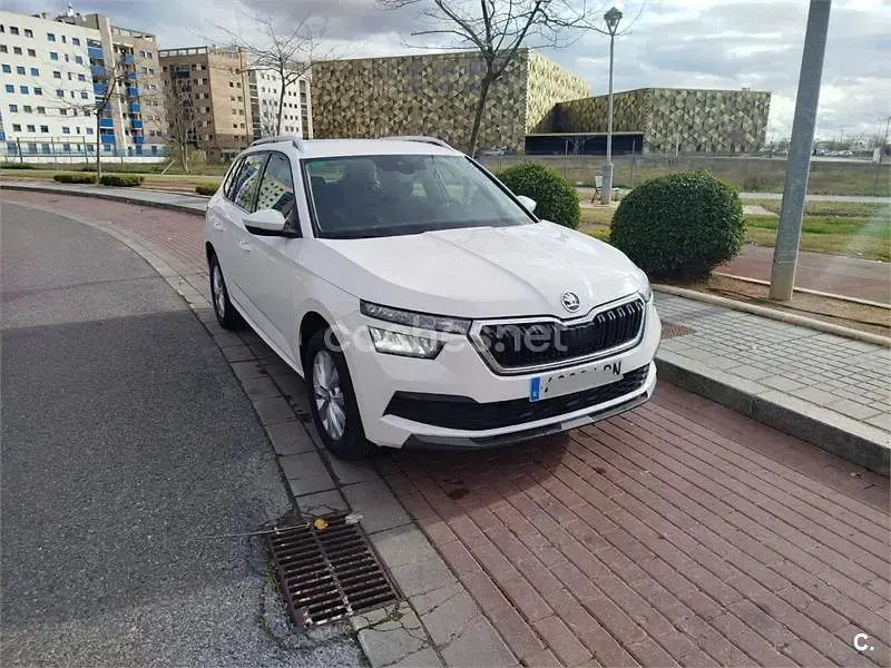 Usado Skoda Kamiq Style 110 CV (80 kW) 2021 Blanco SUV