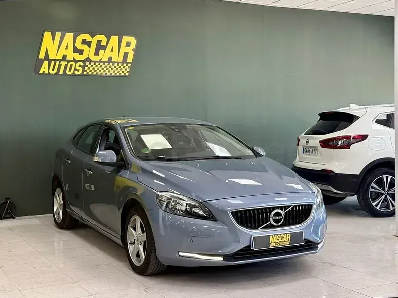 Usado Volvo V40 120 HP (88 kW) 2018 Azul Sedan