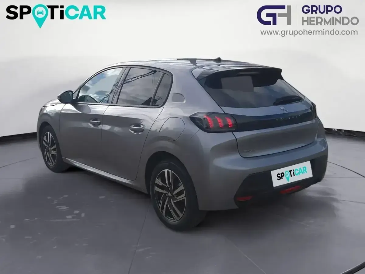 Usado Peugeot 208 Allure 100 CV (73 kW) 2021 Gris / plata Utilitario