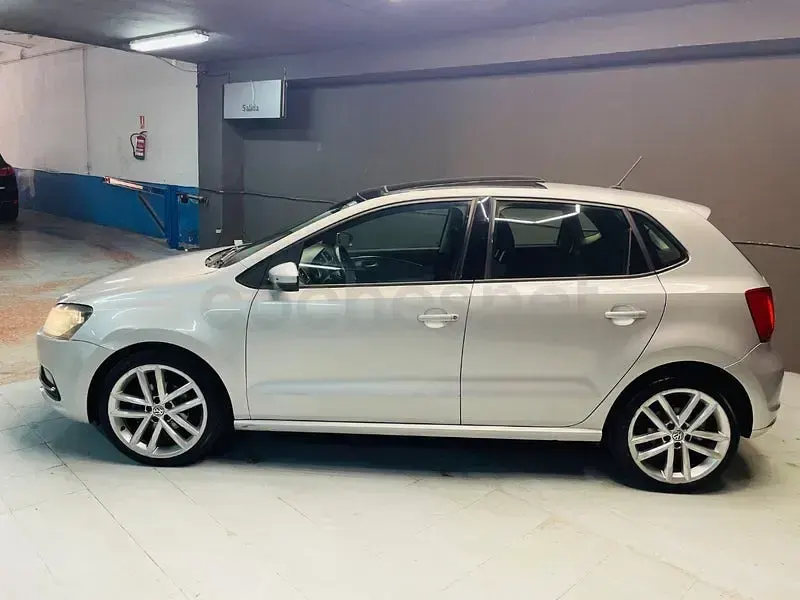 Usado VW Polo Sportline 90 CV (66 kW) 2014 Gris / plata Berlina