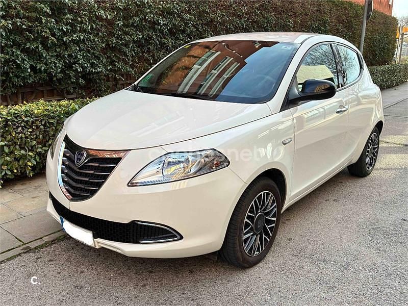 Blanco Usado 2015 Lancia Ypsilon Gold Utilitario | 8200 € (Buen precio) - Imagen 1/4