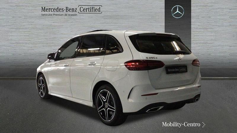 Usado Mercedes B250 AMG line 217 CV (159 kW) 2023 Digital white  metallic paint Utilitario