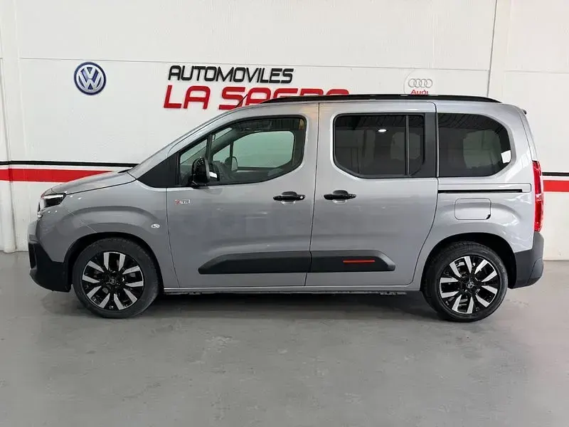 Usado Citroën Berlingo XTR 131 CV (96 kW) 2025 Gris / plata Monovolumen