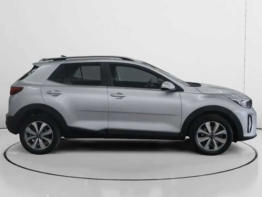 Usado Kia Stonic 101 CV (74 kW) 2024 Gris SUV