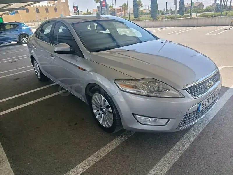 Usado Ford Mondeo Trend 140 CV (102 kW) 2009 Gris / plata Berlina