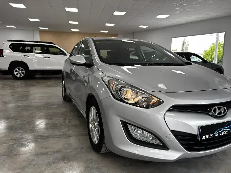 Usado Hyundai i30 100 CV (73 kW) 2012 Gris / plata Berlina