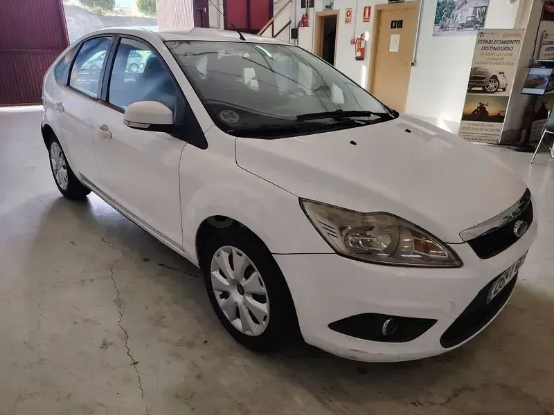 Usado Ford Focus Trend 109 CV (80 kW) 2009 Blanco Berlina
