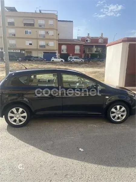 Usado Seat Leon Reference 105 CV (77 kW) 2008 Negro Utilitario