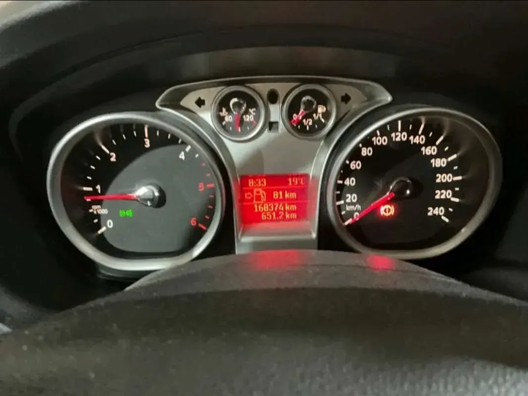 Usado Ford Focus Titanium 90 CV (66 kW) 2008 Gris Utilitario